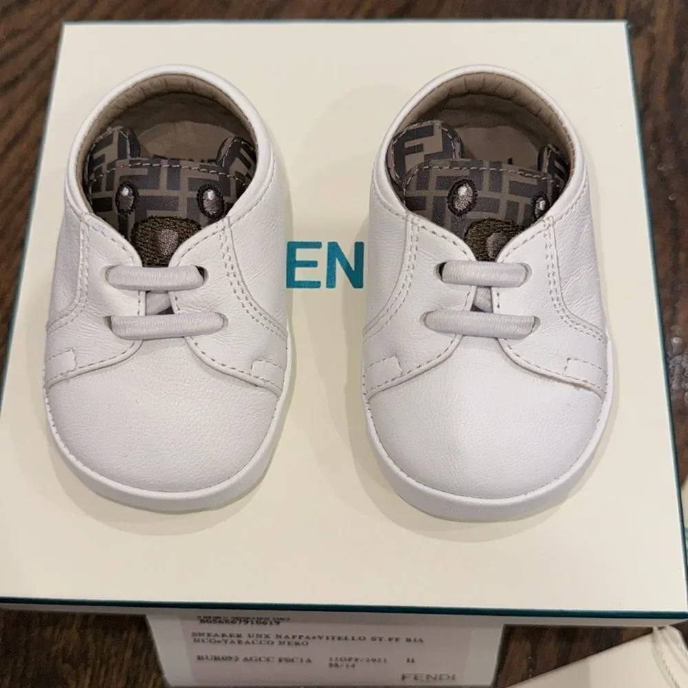 FENDI BABY LOGO LACE CRIB SHOE WITH FF DETAIL 2C
